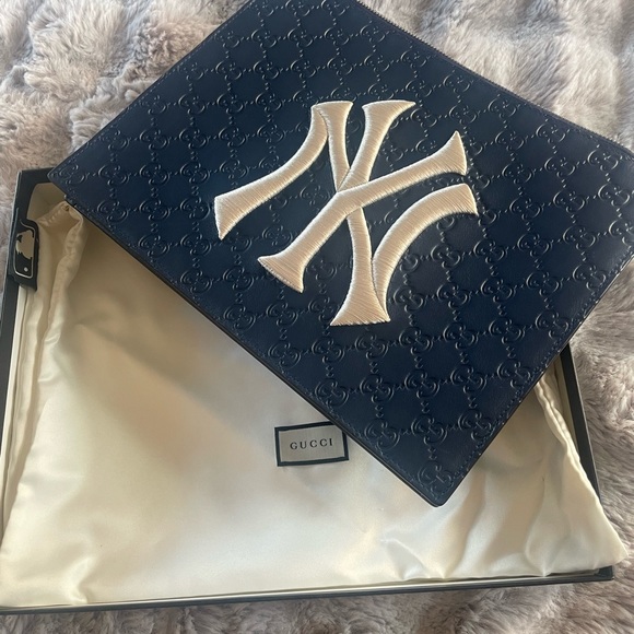Gucci Men's Leather Blue Pouch With NY Yankees Logo - Picture 10 of 13